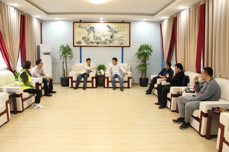 新希望集团考察组到中铁卓越城二期项目考察交流