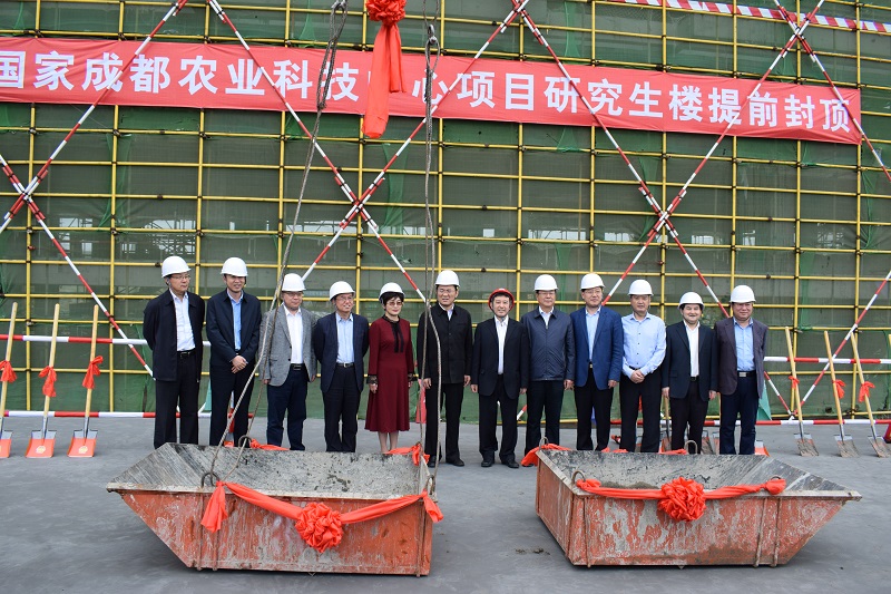 1556060787516659ADbL.jpg 3各单位主要领导、公司党委书记王明亮在研究生楼前合影.jpg