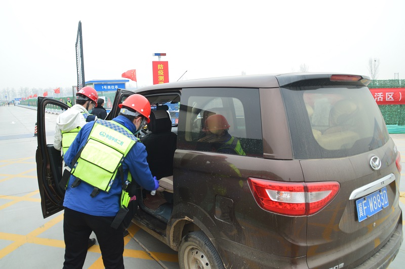 对疑似人员车辆进行消毒.jpg